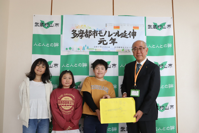 三小の児童と市長