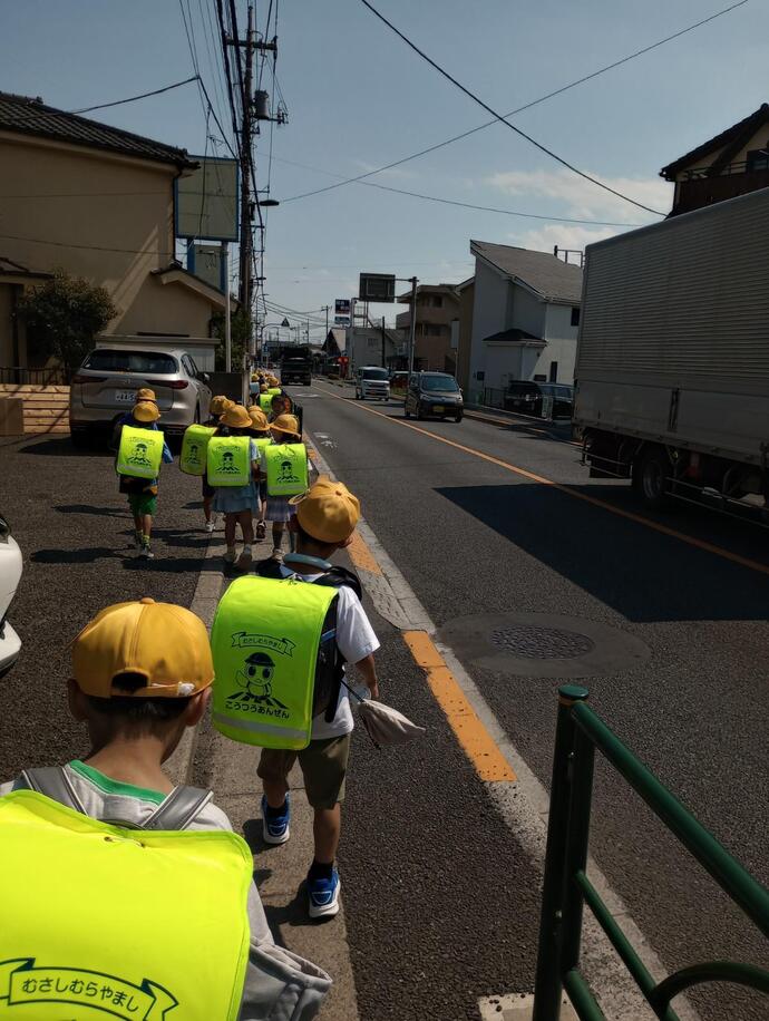 通学路を歩く八小の1年生
