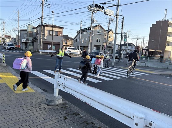 通学路を歩いて帰る八小の2年生