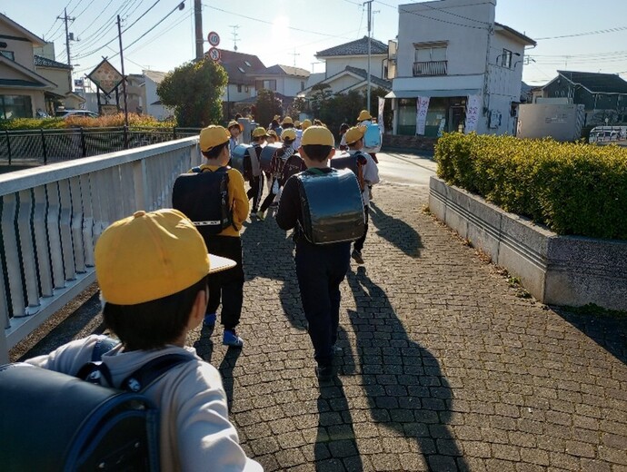 通学路を歩いて帰る八小の2年生
