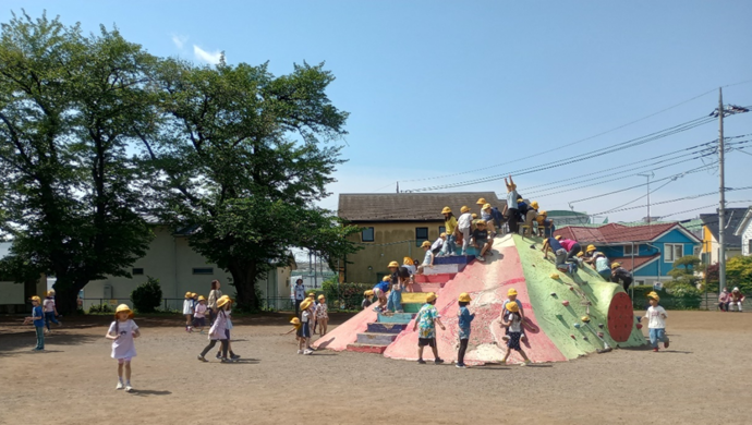 公園で遊ぶ八小の2年生