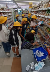 スーパーマーケット見学をする八小の3年生