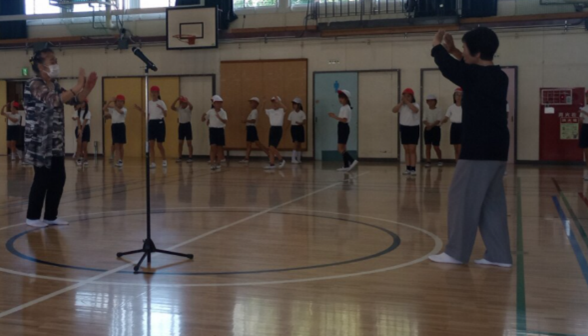 村山音頭を教わる八小の3年生