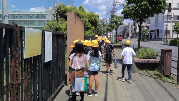市内バス見学をする八小の3年生