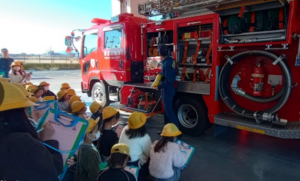 消防署を見学する八小の3年生