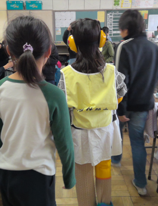 高齢者体験をする八小の4年生