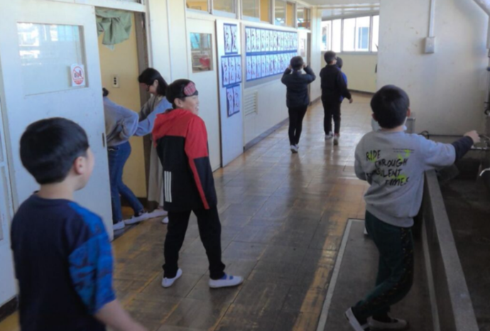 高齢者体験をする八小の4年生