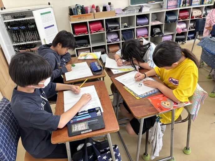 考えたことをノートに書き込む八小の6年生