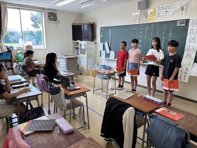 考えたことを発表する八小の6年生