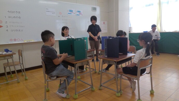 のびのび教室で学ぶ八小の児童